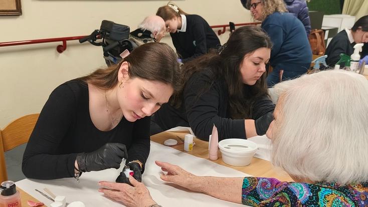 Le allieve dello Ial fanno belle le ospiti della casa di riposo di Ferrara