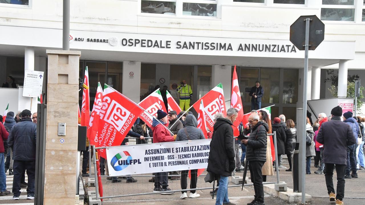 Il sit-in dei sindacati all'ingresso dell'Ospedale Santissima Annunziata a Sassari