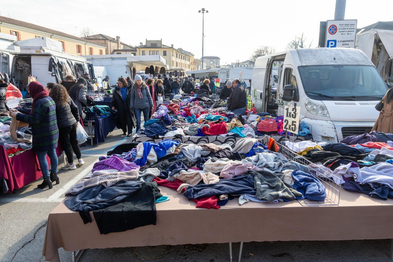 Ultimo mercato in piazza Travaglio: Ferrara perde un punto di riferimento