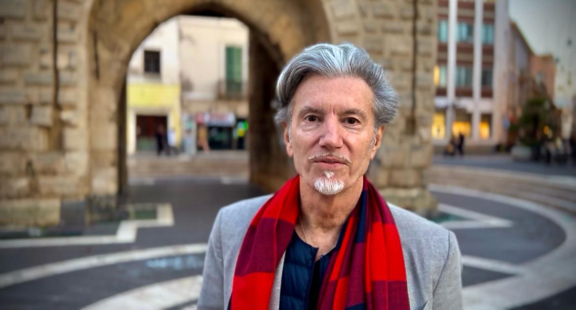 Anthony LaMolinara, il premio Oscar che vive in Sardegna: «Storia, mare, libertà: ecco perché ho scelto l’isola»