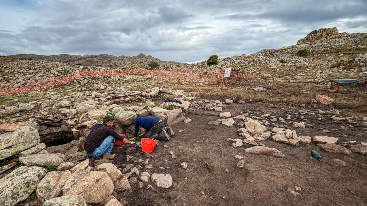 Trovato amuleto-scarabeo del Libano negli scavi del nuraghe: cosa significa e perché è importante