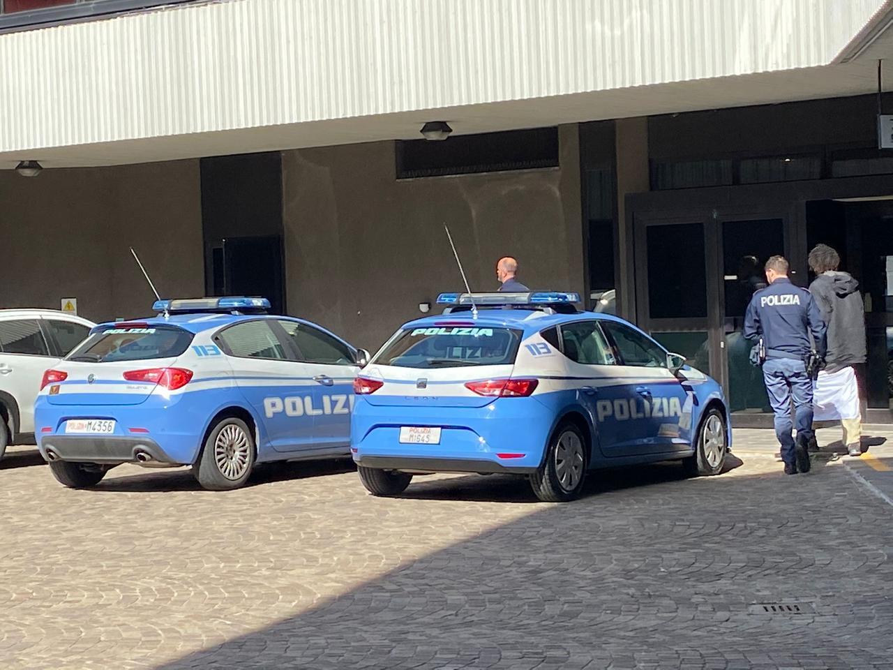 «Ucciderò i cristiani infedeli». La minaccia dopo l’annuncio che doveva lasciare l’alloggio della parrocchia: arrestato 22enne