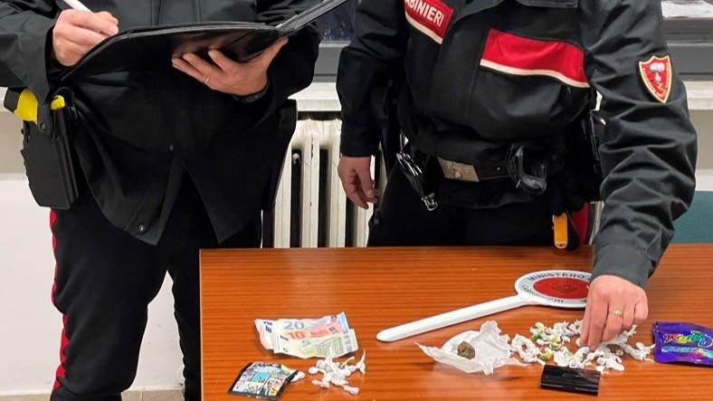 Porto Torres, prima importuna un barista, poi viene beccato con la droga: arrestato