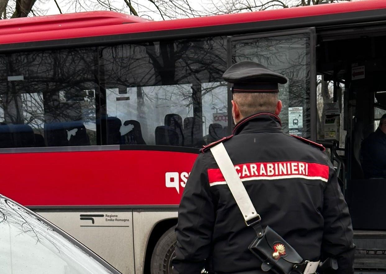Non vogliono farsi controllare il biglietto, controllore di Seta picchiato da un gruppo di studenti
