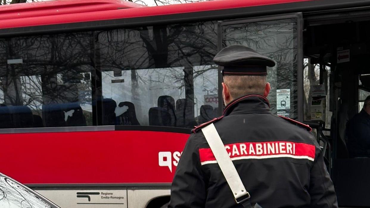 Non vogliono farsi controllare il biglietto, controllore di Seta picchiato da un gruppo di studenti