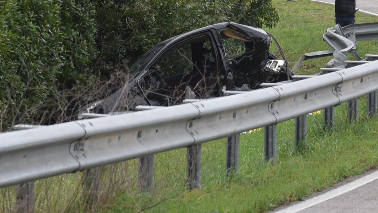 
	L'auto finita fuori strada: nell'incidente ha perso la vita un 45enne (<em>foto Agenzia Bf</em>)

