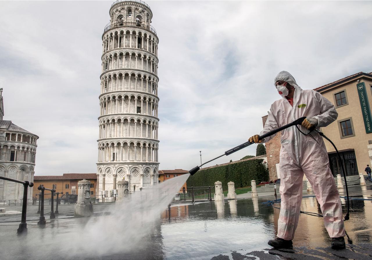 
	Una foto simbolo della pandemia: la disinfestazione in piazza del Duomo (Foto Laura Lezza)

