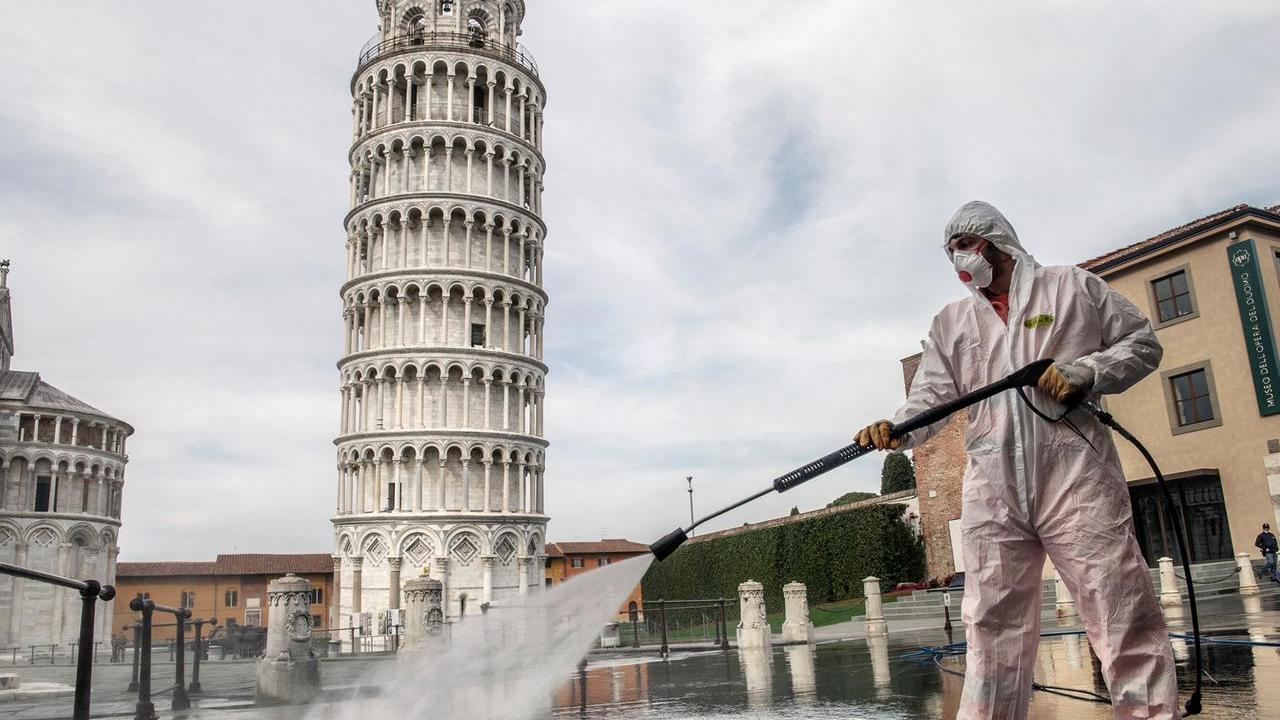 Una foto simbolo della pandemia: la disinfestazione in piazza del Duomo (Foto Laura Lezza)