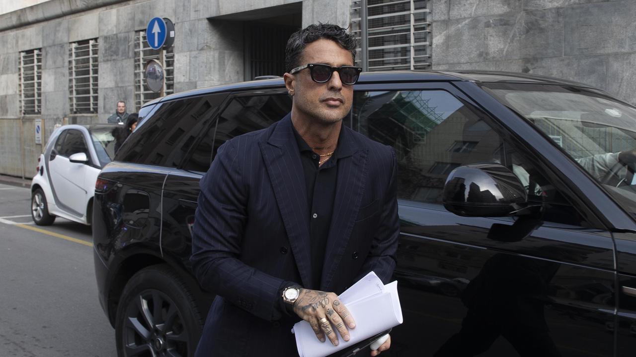 Fabrizio Corona fuori da Instagram, Meta chiude i suoi profili: «Violazioni multiple», ma esplode lo scontro politico e giudiziario