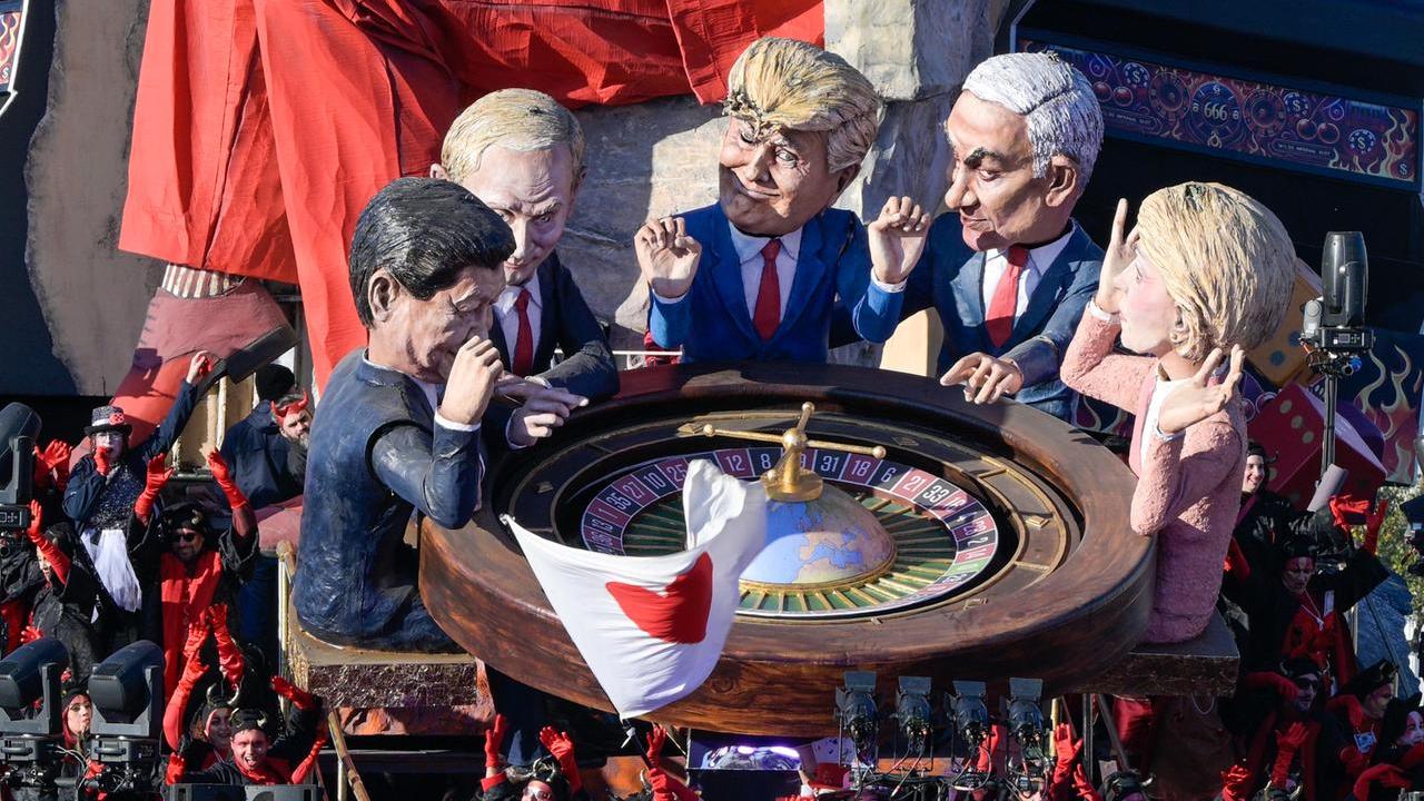 Un dettaglio del carro "Gran Casino. Rien ne va plus" di Lebigre e Roger con i potenti della terra seduti al tavolo verde 