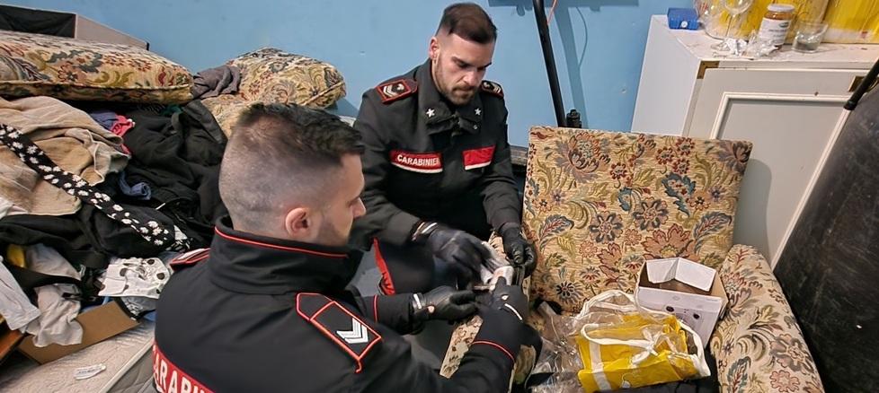 Droga lanciata giù dalla finestra: due arresti a San Concordio