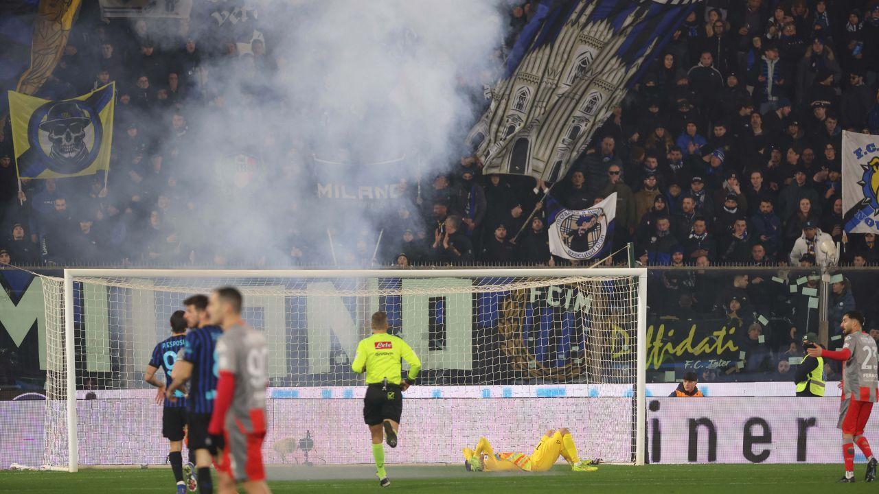 Audero a terra dopo lo scoppio del petardo