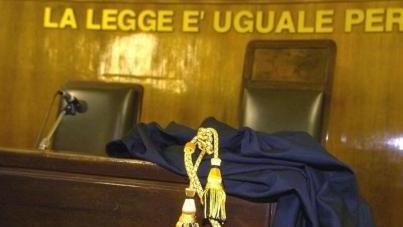 Ferrara, tocca e tenta di baciare la collega mentre sorvegliano un ufficio