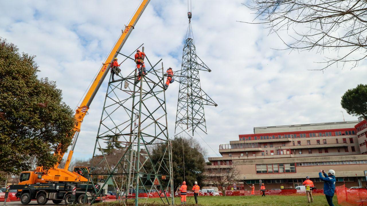 Firenze, via il primo dei 68 tralicci che spariranno dal paesaggio – Le fasi dell’operazione di Terna