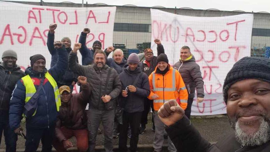 La festa per i 12 operai che hanno ottenuto la revoca del licenziamento