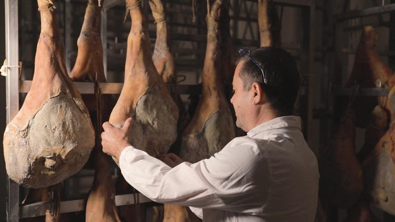 L’aria gelida di montagna e i suini sardi ingredienti perfetti per i salumi di Desulo