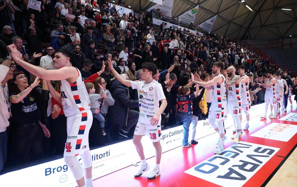 
	I giocatori della La T Gema salutano il pubblico al termine del derby (foto Nucci)

