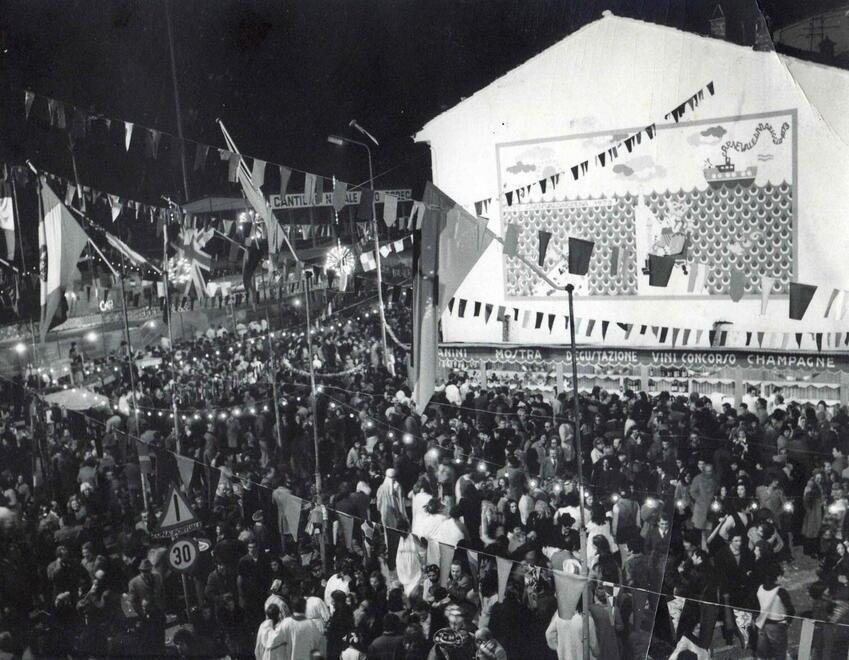 Una foto storica del CarnevalDarsena: il murale nella cosiddetta piazza Pardini