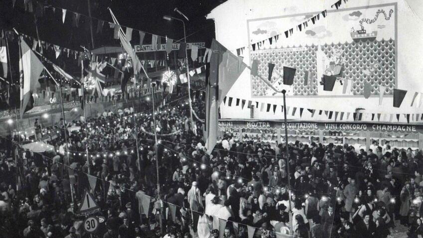 Una foto storica del CarnevalDarsena: il murale nella cosiddetta piazza Pardini