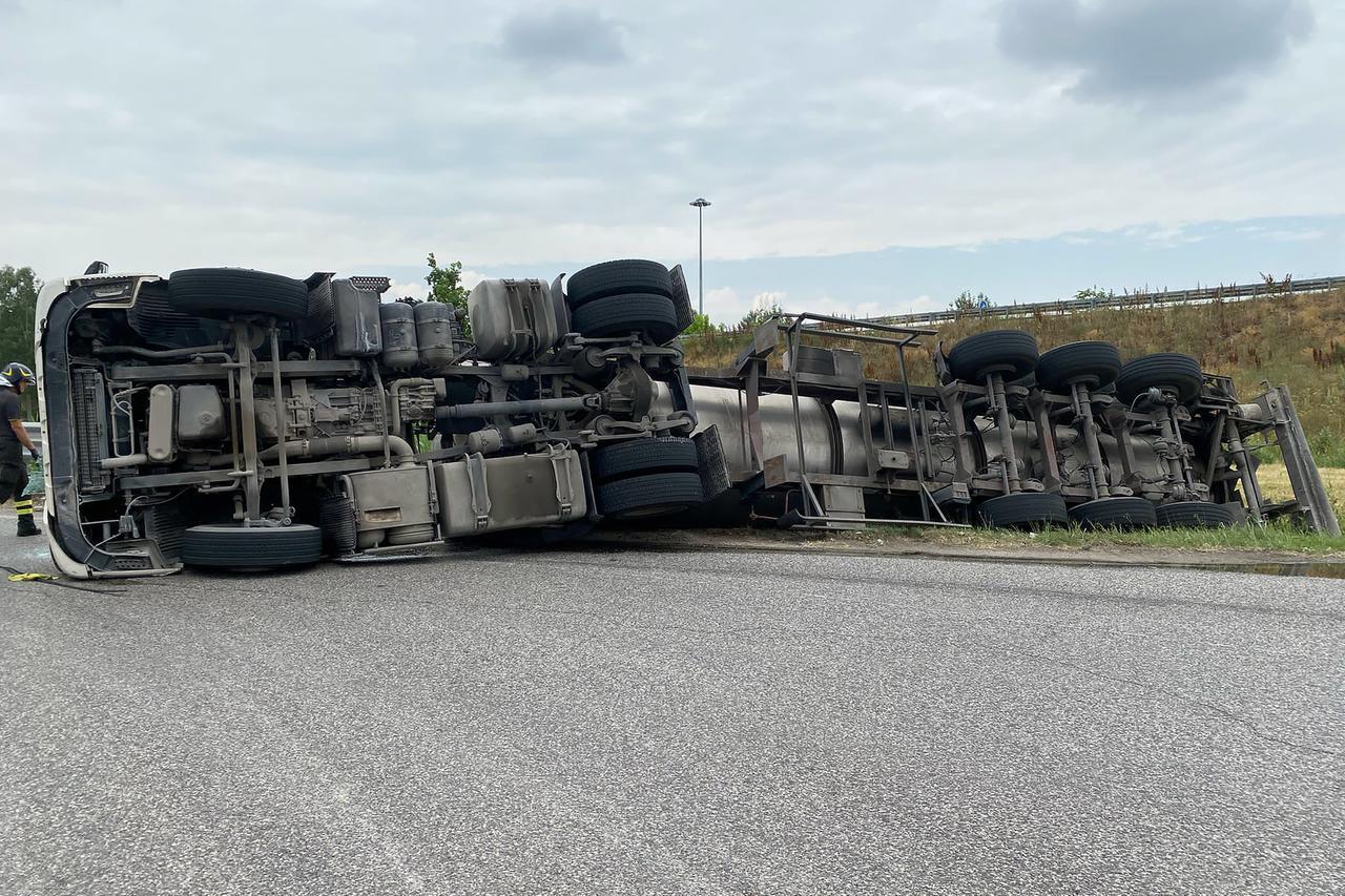 Bilico si ribalta in Super, chiusa la Ferrara-mare