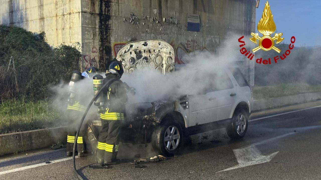 Olbia, auto in fiamme sulla circonvallazione ovest