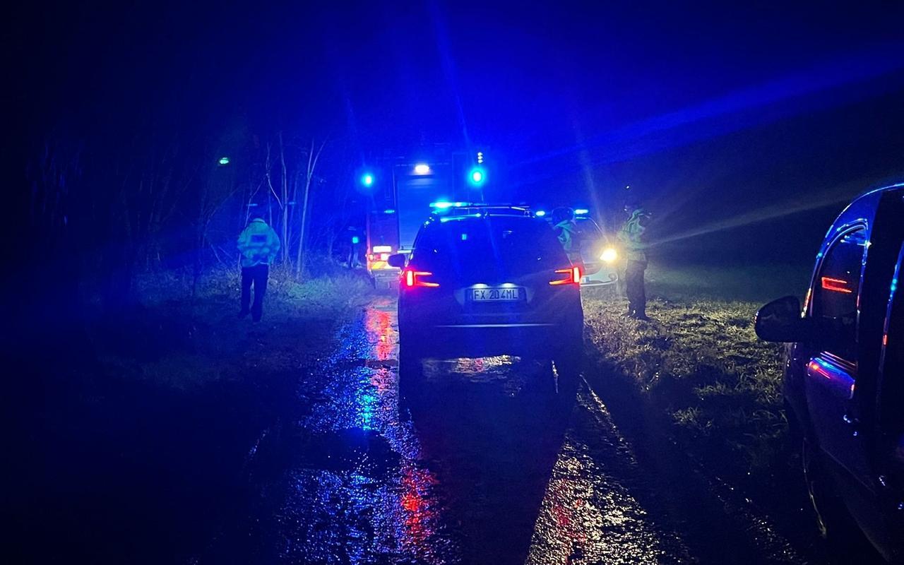 Auto nel fosso e un uomo morto nel torrente Tiepido: mistero a San Damaso