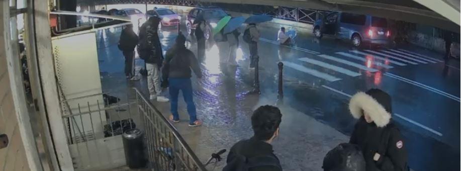 Studentessa travolta sulle strisce pedonali davanti a scuola: «Via Makallè è pericolosa, serve più sicurezza»