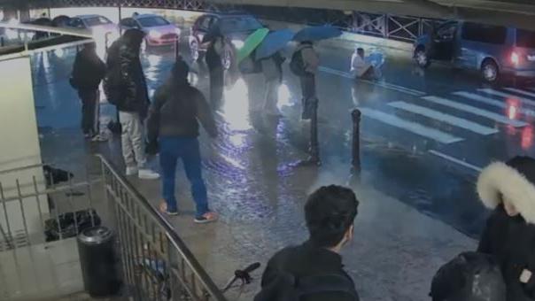 Studentessa travolta sulle strisce pedonali davanti a scuola: «Via Makallè è pericolosa, serve più sicurezza»