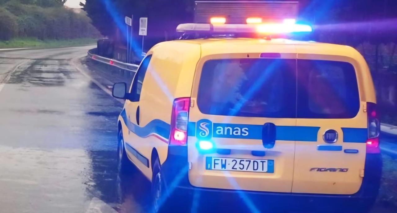 Tragedia sfiorata, cede la strada: tir carico di mattoni si ribalta sulla 125 Orientale sarda