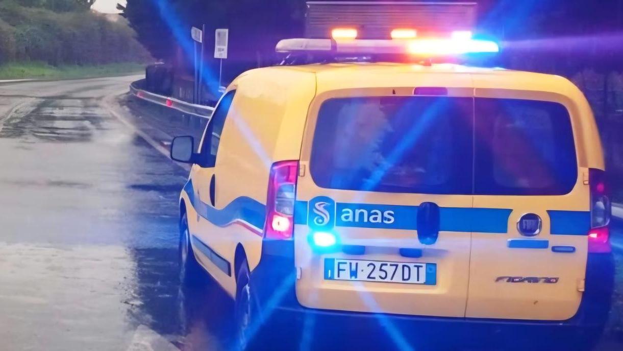 Tragedia sfiorata, cede la strada: tir carico di mattoni si ribalta sulla 125 Orientale sarda