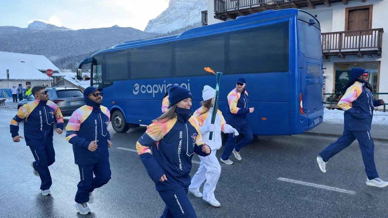 La navetta della Cap durante il passaggio della torcia olimpica