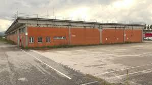 Il capannone che dovrebbe ospitare l'impianto di riciclaggio di pannolini e pannoloni