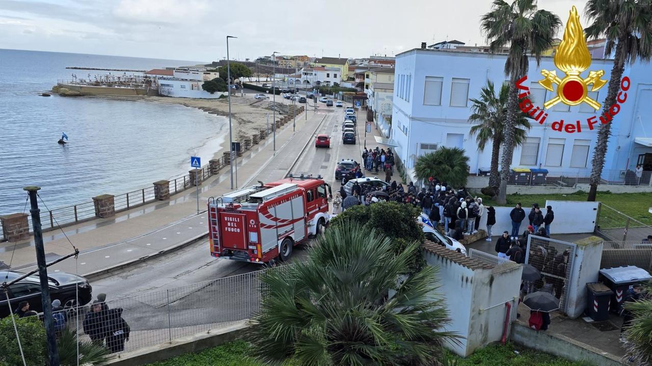Bruciore agli occhi e tosse: evacuato l’istituto Nautico a Porto Torres, un docente in ospedale – che cosa è successo