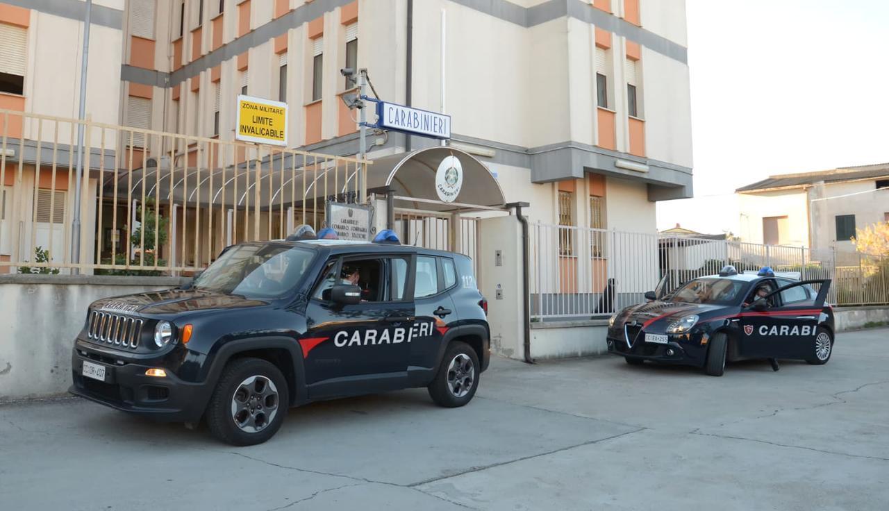 Minaccia di morte la vicina, i carabinieri trovano un fucile a canne mozze in casa: arrestato