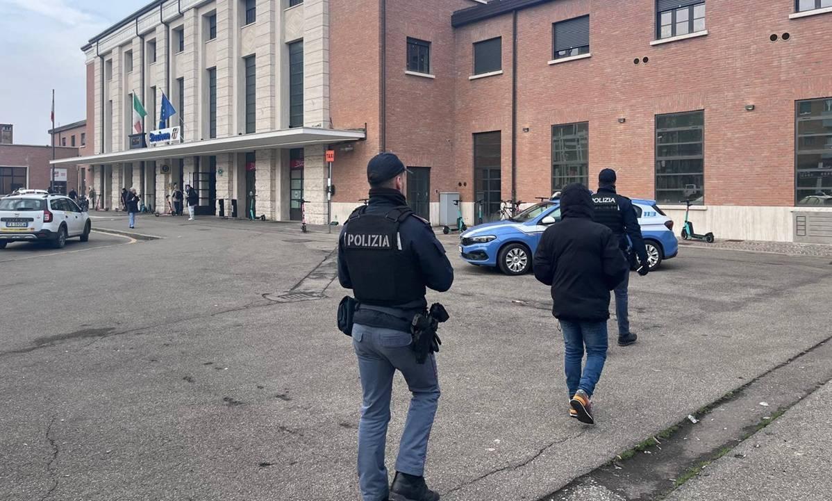 Sicurezza a Reggio Emilia, blitz della polizia di Stato in stazione e in centro: identificate 68 persone