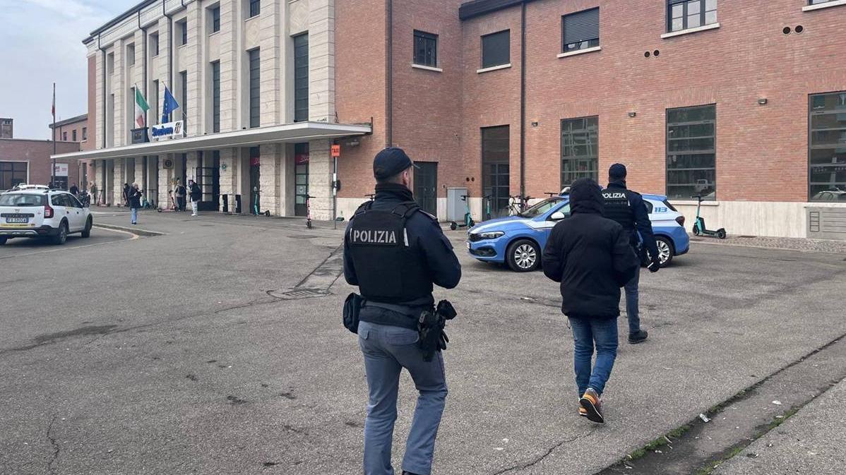 Sicurezza a Reggio Emilia, blitz della polizia di Stato in stazione e in centro: identificate 68 persone