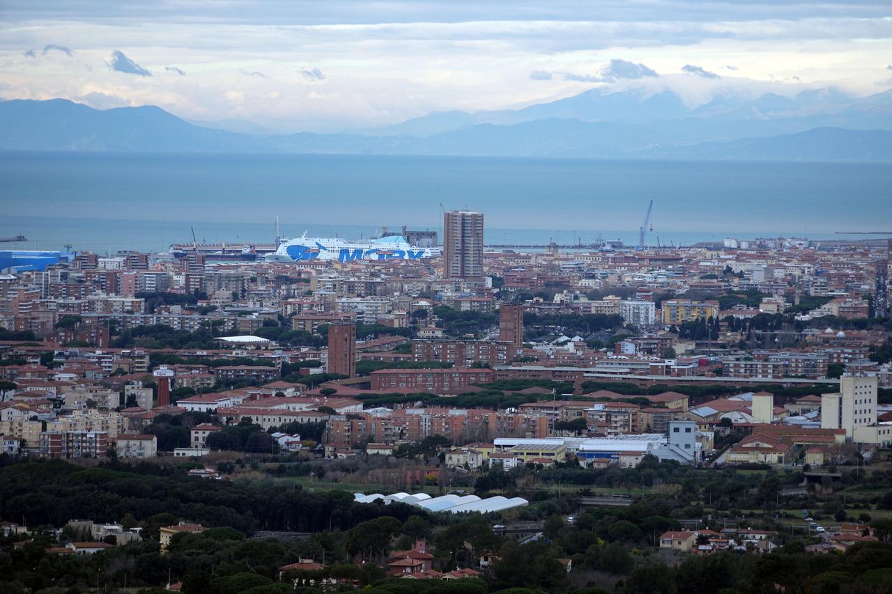 
	Una veduta della citt&agrave; e dello scalo (foto Stick)

