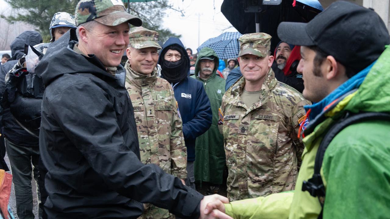 Daniel Patrick Driscoll saluta il sindaco Stefano Muzzarelli