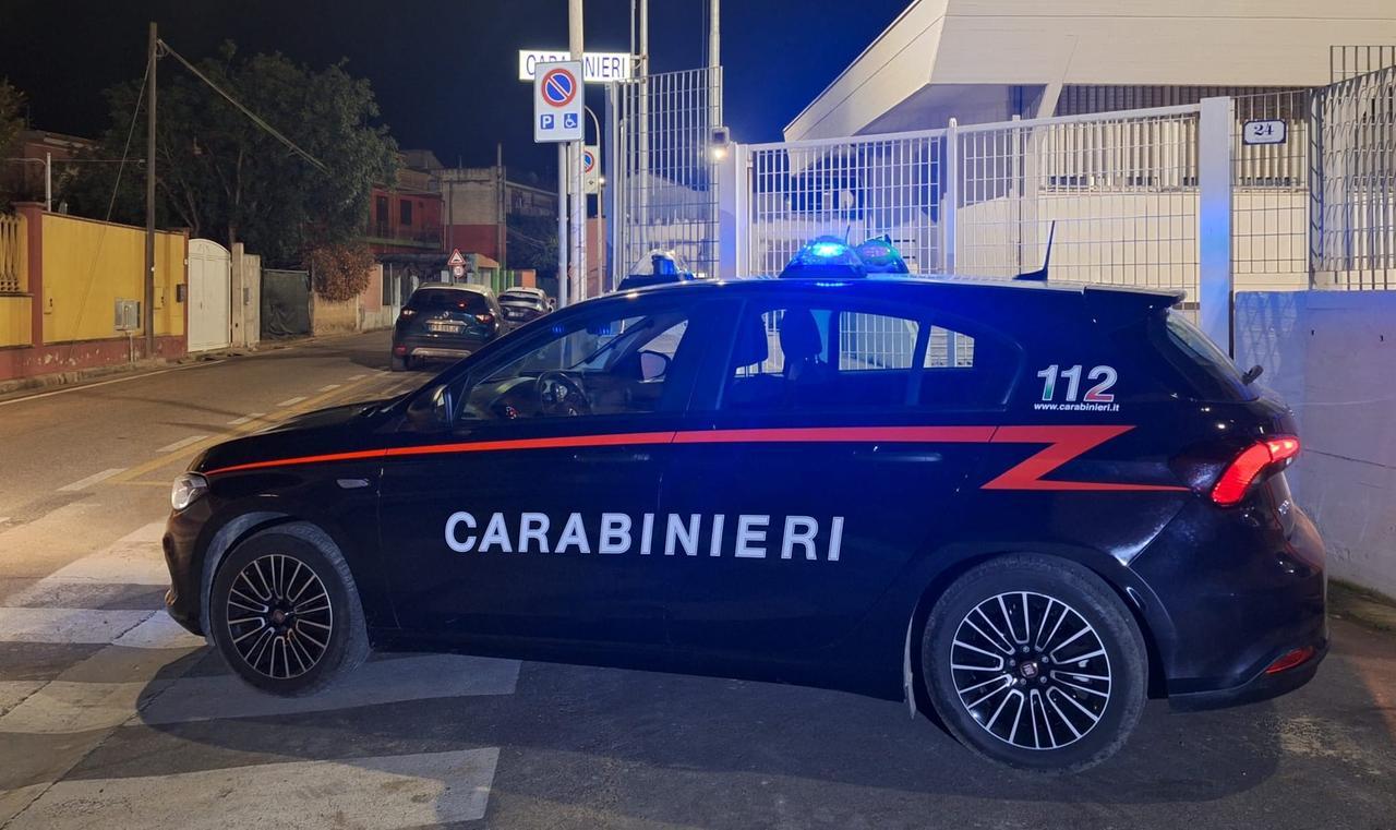 Rubava carburante dai tir di un’azienda di trasporti: arrestato un 32enne