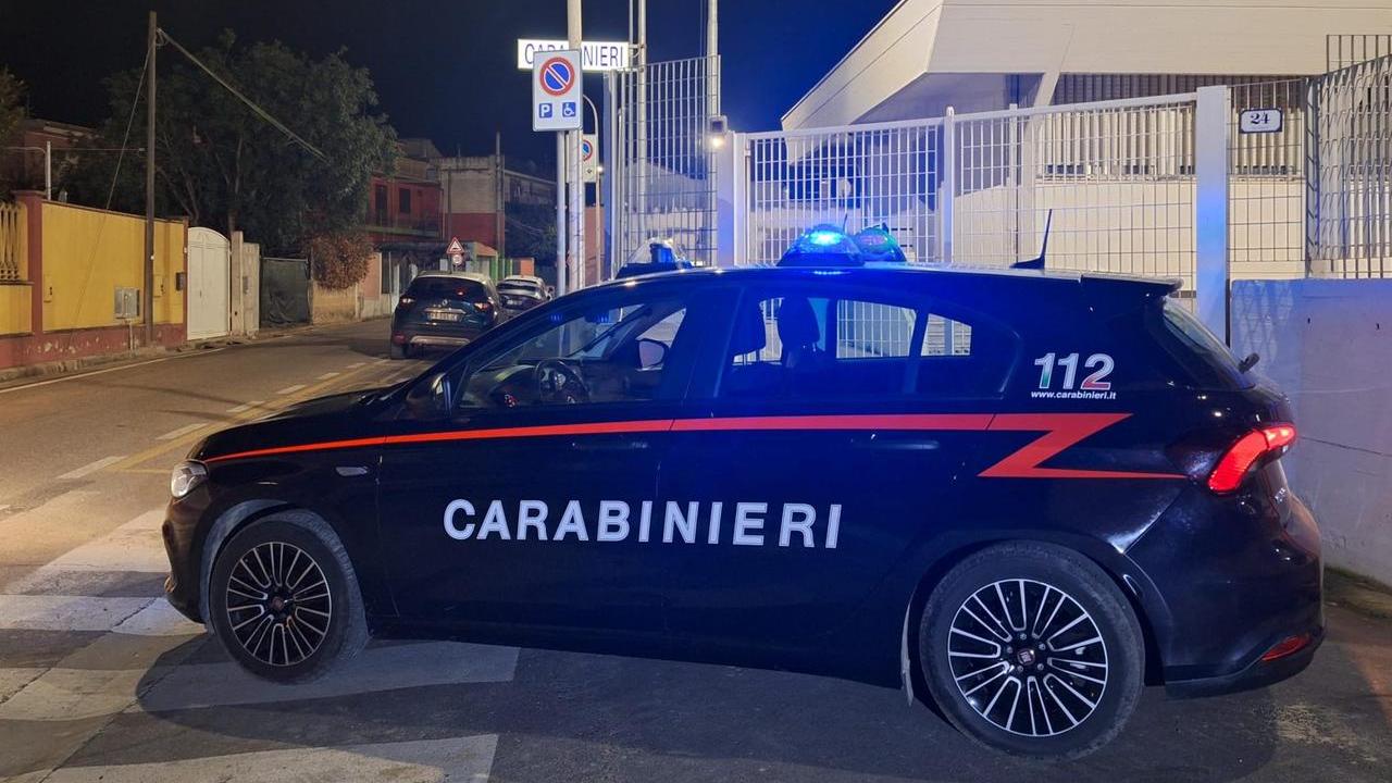Rubava carburante dai tir di un’azienda di trasporti: arrestato un 32enne