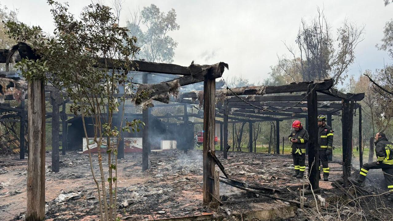 L’incendio doloso spegne i sogni sul turismo, in fumo il campeggio comunale