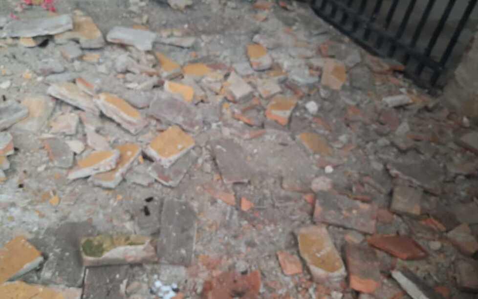 Il materiale a terra dopo il crollo