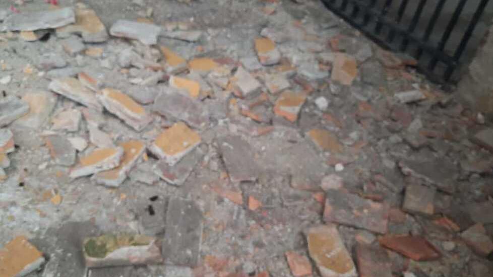 Il materiale a terra dopo il crollo