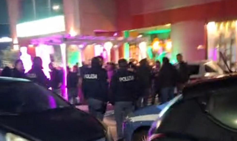 La polizia al Sardelli Lounge bar