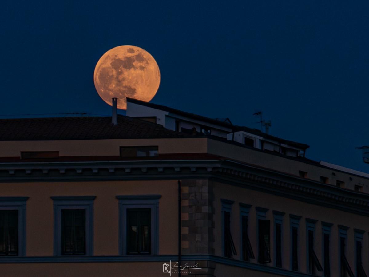 Luna show sopra Livorno. Grazie a Samuele Zumiri