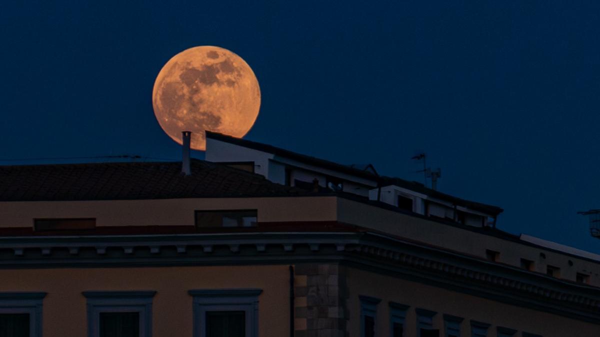 Luna show sopra Livorno. Grazie a Samuele Zumiri