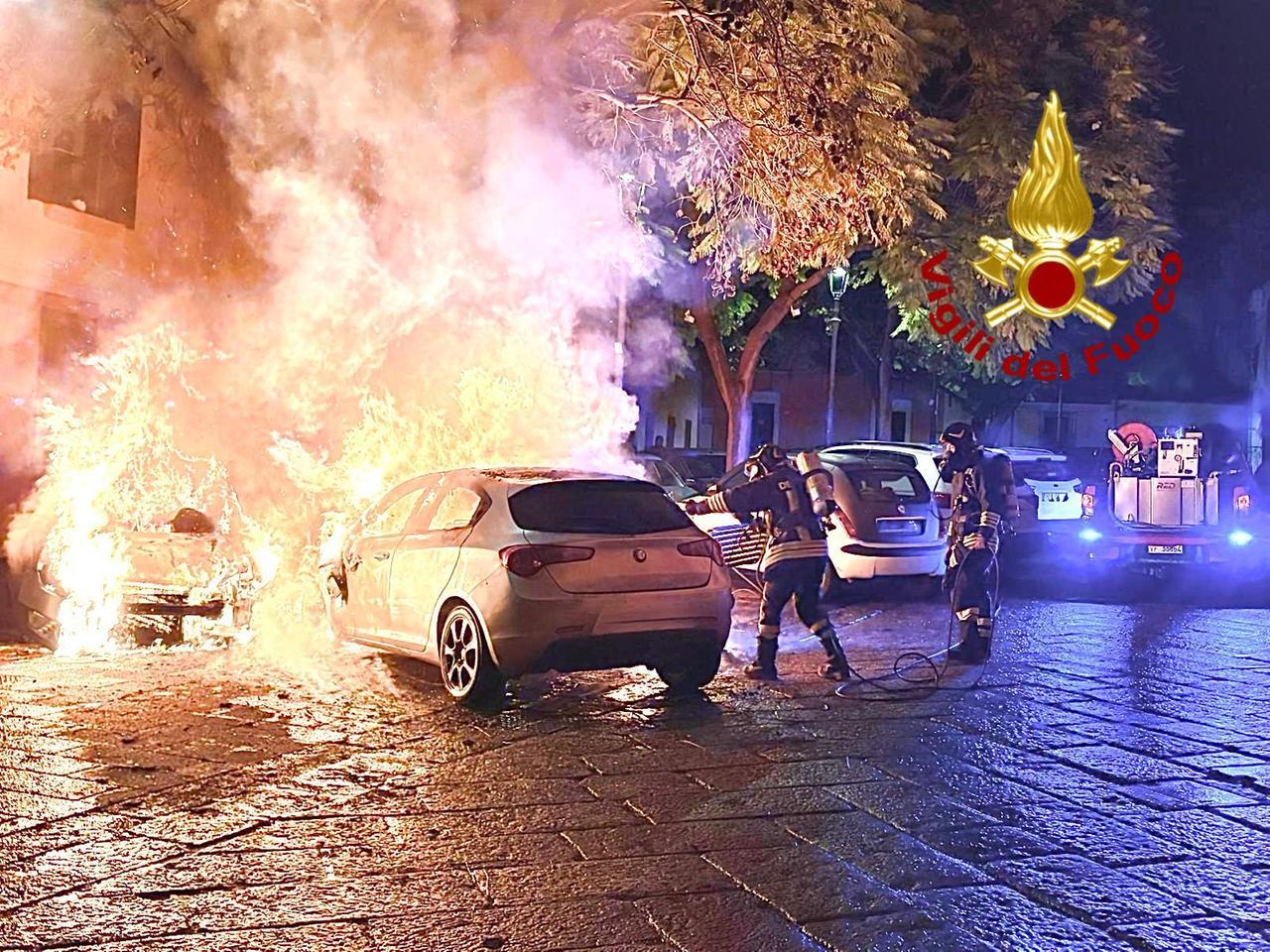 Sassari, notte di paura: due auto e una moto distrutti dalle fiamme