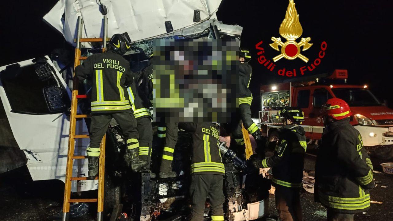 
	L'intervento dei vigili del fuoco in uno dei mezzi coinvolti nell'incidente

