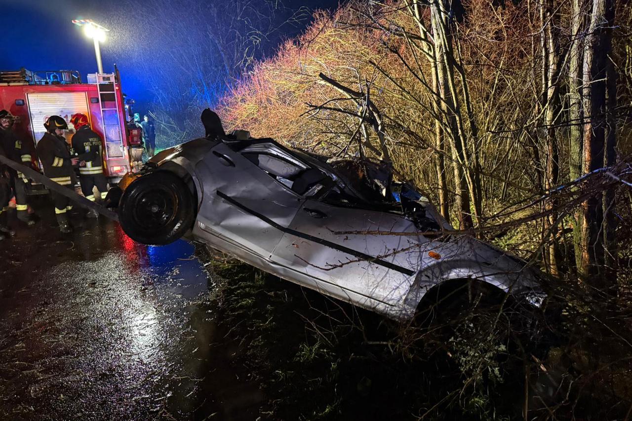 Auto distrutta dopo il fuori strada sulla Super Ferrara-mare. Come sta la conducente