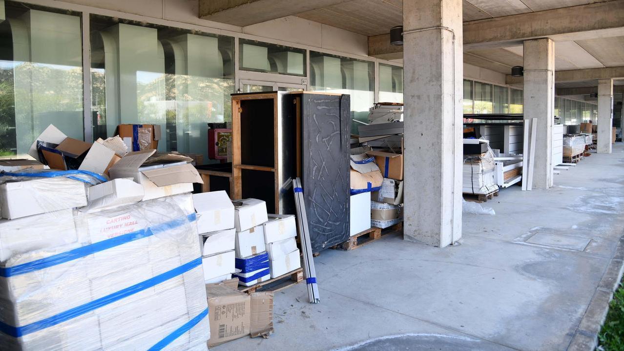 Olbia, il maxi outlet è chiuso da anni: i proprietari regalano gli arredi